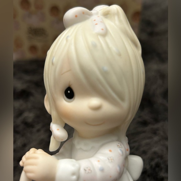 Precious Moments Girl w/ Umbrella and Chicks “Let Love Reign” 1982 - Picture 9 of 10